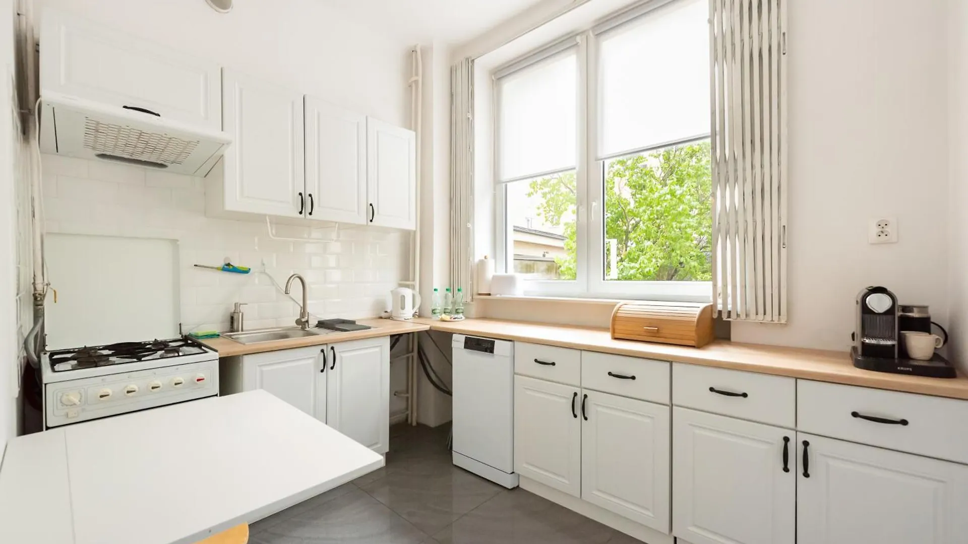 Plac Zbawiciela 3-Bedroom Apartment Warsaw Poland